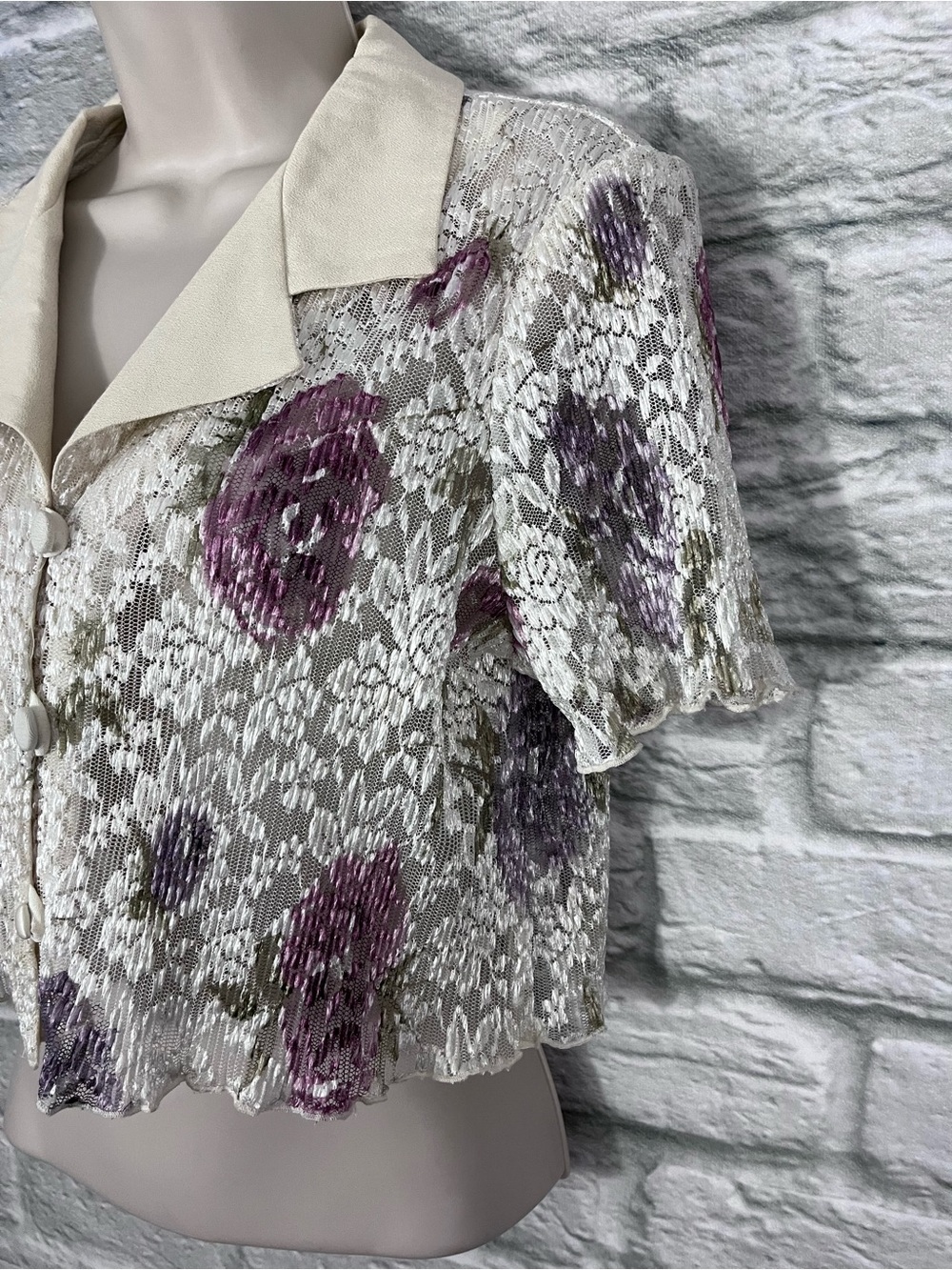 VTG 80’s 90’s Floral Sheer Lace Button Front Collared Lettuce Hem Crop Top - 8P - Picture 7 of 16
